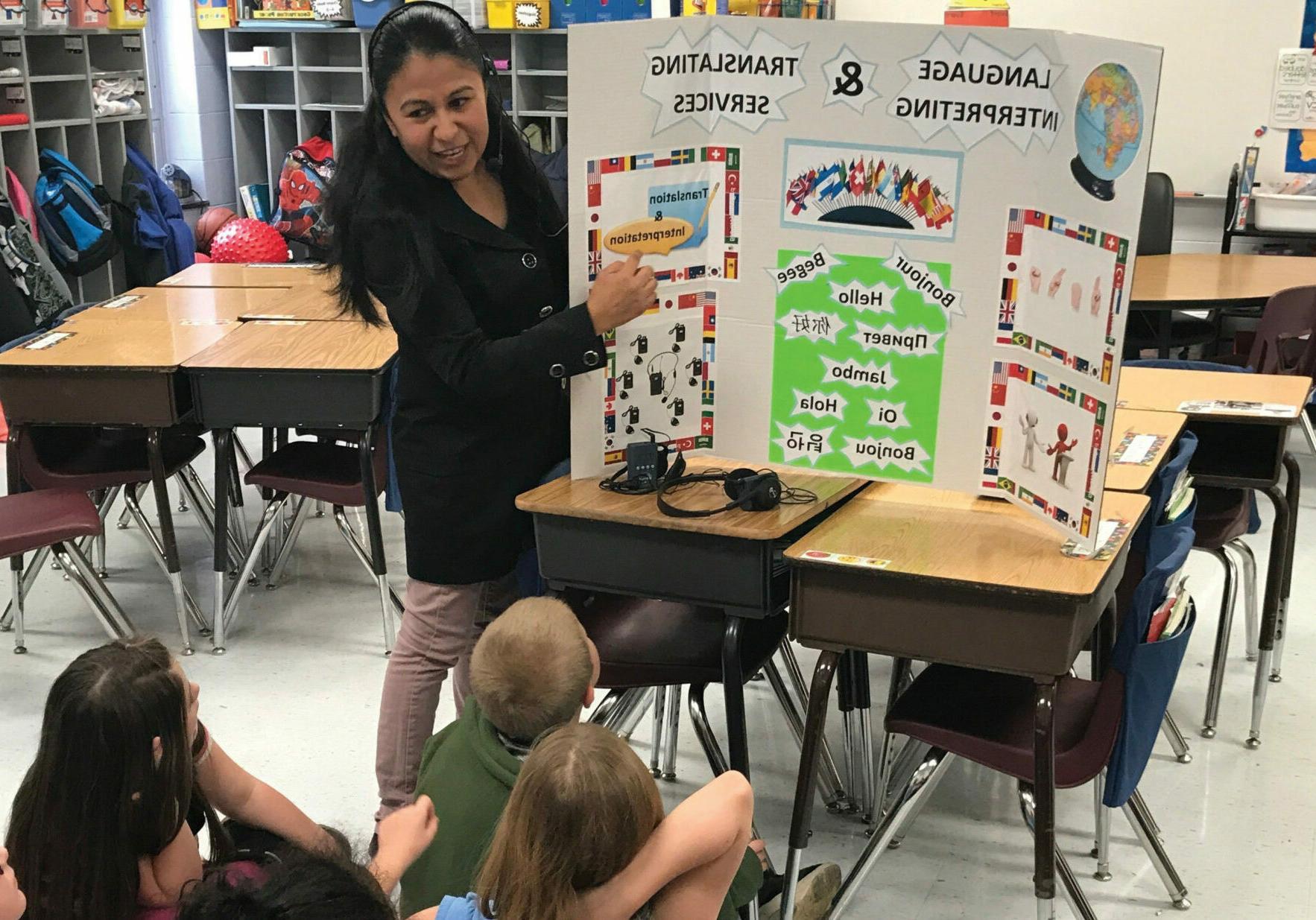 杰西卡·桑切斯 explains the difference between translation and interpreting to students at Harrison Elementary School’s Career Day in Lexington, 肯塔基州.
